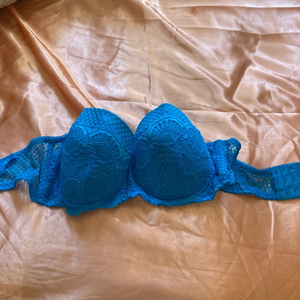 i'm selling this blue,strapless bra,size 36D,$10 plus shipping.!!
